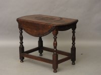 Lot 712 - An oak drop leaf table
