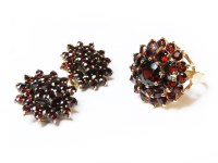 Lot 1091 - A gold garnet cluster ring