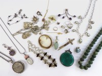 Lot 1210 - A jewellery box containing a collection of jewellery to include a single row moss agate bead necklace