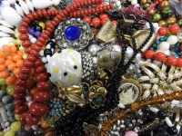 Lot 1253 - A collection of costume jewellery