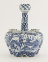 Lot 38 - A blue and white quintal bulb pot