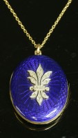 Lot 47 - An oval gold