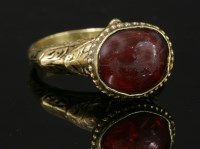Lot 124 - An Islamic gold and garnet ring