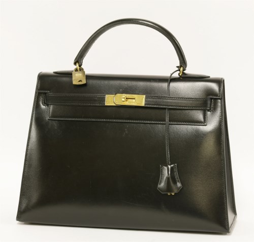 1014 - An Hermès 32 black box calf leather 'Kelly' handbag
