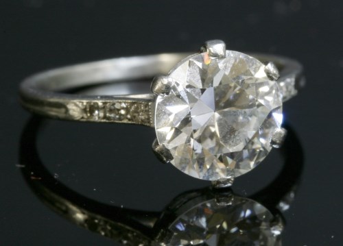 Lot 137 - A single stone diamond ring