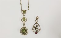 Lot 22 - An Edwardian gold peridot and split pearl cluster drop pendant