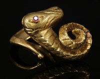 Lot 319 - A gold crossover ring