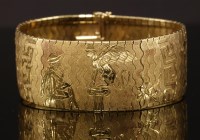 Lot 211 - A gold bracelet