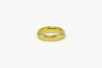 Lot 72 - A 22ct gold wedding ring