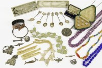 Lot 136 - A collection of costume jewellery to include a single row of green quartz and faceted glass bead necklace