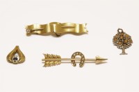 Lot 91 - A late Victorian gold single stone diamond ribbon brooch