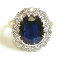 Lot 493 - A sapphire and diamond oval cluster ring