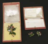 Lot 209 - A cased naturalistic gold