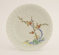 Lot 462 - A Japanese Kakiemon-type dish
