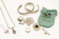 Lot 241 - A collection of jewellery to include a 9ct gold single cultured pearl bar brooch