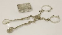 Lot 594 - A pair of Georgian silver sugar nips