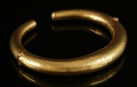 Lot 323 - A gold