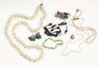 Lot 66 - A collection of items to include a 9ct gold cultured pearl and stained howlite twisted cage bracelet