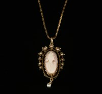 Lot 109 - An American shell cameo and split pearl pendant