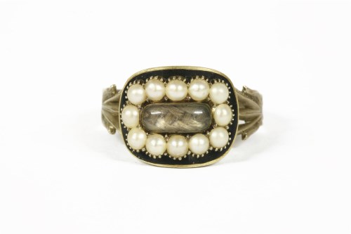 Lot 1017 - A Georgian gold memorial ring