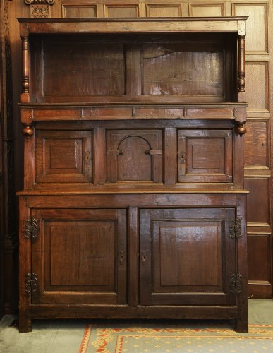 Lot 83 - A panelled oak tridarn