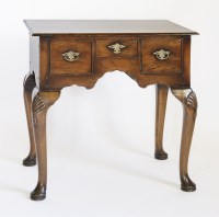 Lot 148 - A George l-style oak lowboy