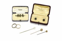Lot 1062 - A 9ct gold wedding ring