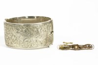 Lot 21 - A 15ct gold single stone pearl bar brooch