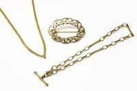 Lot 255 - A 9ct gold pierced oval brooch