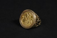 Lot 29 - A half sovereign ring