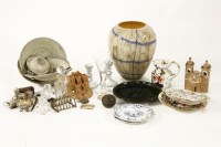 Lot 548 - A collection of mixed pottery