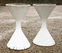Lot 364 - A pair of large 'Diabolo' planters