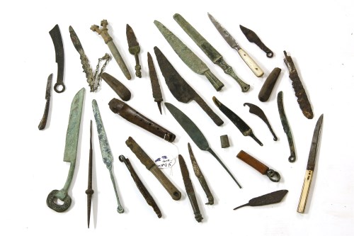 Lot 86 - A collection of mixed metalware knives and spoons