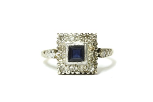 Lot 20 - An 18ct gold square cut sapphire and diamond cluster ring