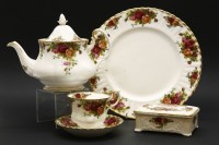 Lot 230 - A quantity of Royal Albert 'Old Country Roses' ceramics