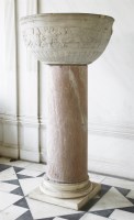 Lot 548 - A circular carved marble basin