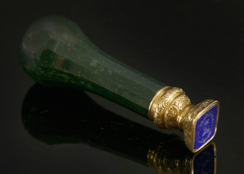 Lot 19 - A gold-mounted hardstone desk seal