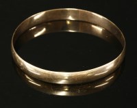 Lot 103 - An Edwardian gold 'D' section slave bangle