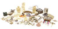 Lot 83 - A box of curios