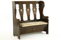 Lot 1132 - An oak settle