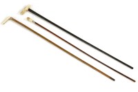 Lot 371 - An early 20th Century ivory topped swagger stick