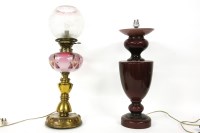 Lot 565 - A Hinks oil lamp