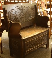 Lot 679 - An oak monks bench