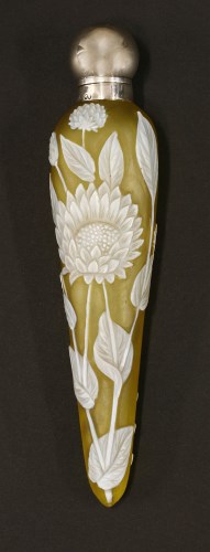 Lot 71 - A cameo glass scent bottle