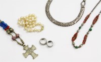 Lot 54 - A collection of jewellery to include a silver textured ring