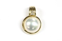 Lot 14 - A gold coloured mabé pearl and diamond set three stone cluster ring