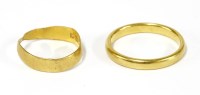 Lot 18 - A 22ct gold court shaped wedding ring