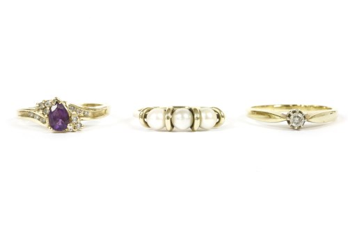 Lot 7 - A gold single stone diamond ring
