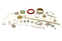 Lot 124 - A collection of jewellery to include a silver turquoise oval cabochon pendant