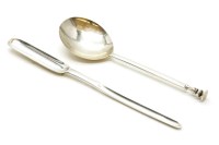 Lot 76 - A Georgian silver marrow scoop